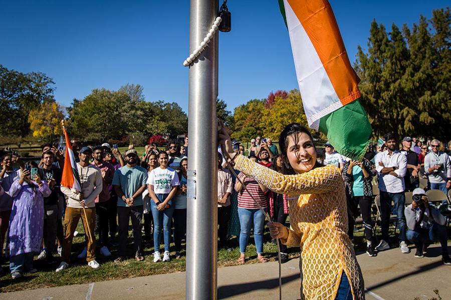 在西北地区一年一度的国际升旗仪式上，一名来自印度的学生升起了她的祖国国旗, 每年秋天都会庆祝牛津大学的国际学生和多样性. (图片来源:Lauren Adams/<a href='http://8pc.hrbdiankong.com'>全国网赌正规平台</a>) 